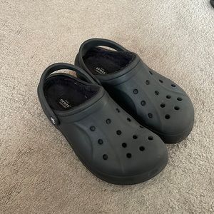 Black fuzzy dual comfort crocs, men size 8 women size 10